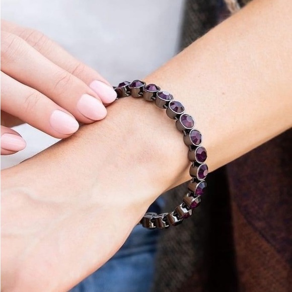 Plunder's signature magnetic bangle 
7.5" Weight: 1.443 oz. - Picture 3 of 8